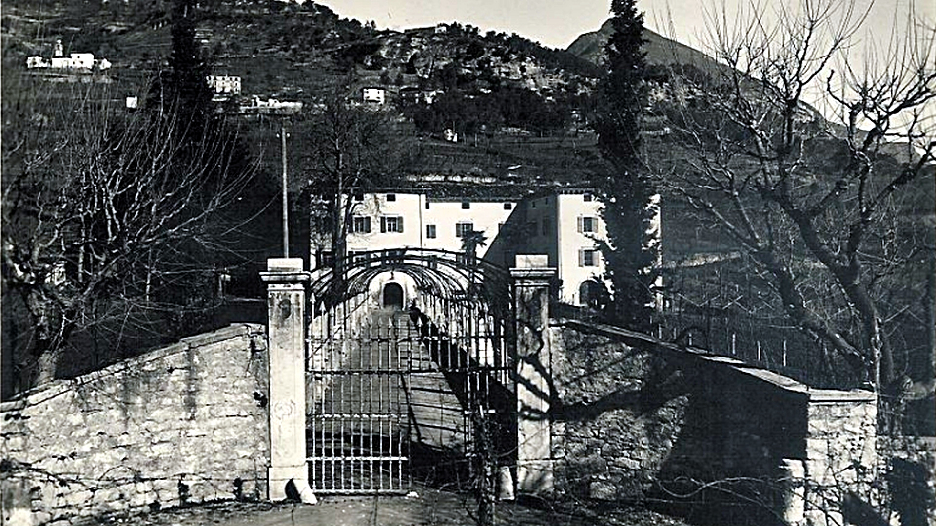 Foto storica dell'ingresso della Casa Missionaria di Varone dagli anni 1940.